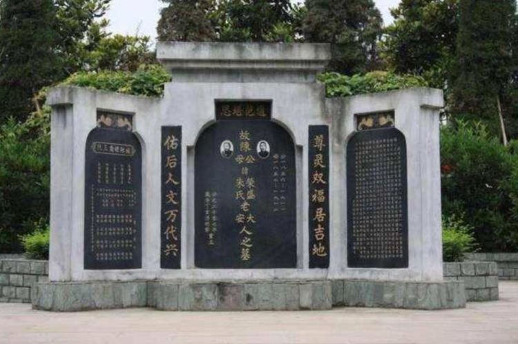 一男一女合葬墓穴，两人却根本不认识？墓碑上刻的字有其故事