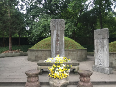 岳飞墓前的无字石碑